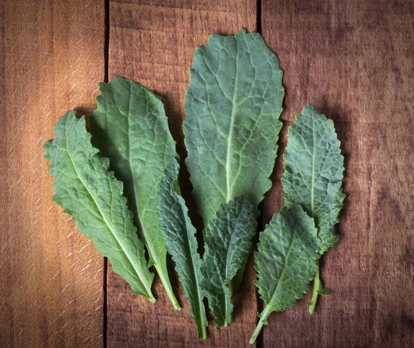 Hojas Lechuga Comestibles Forma Oblonga Sobre Fondo Madera —  Fotos de Stock