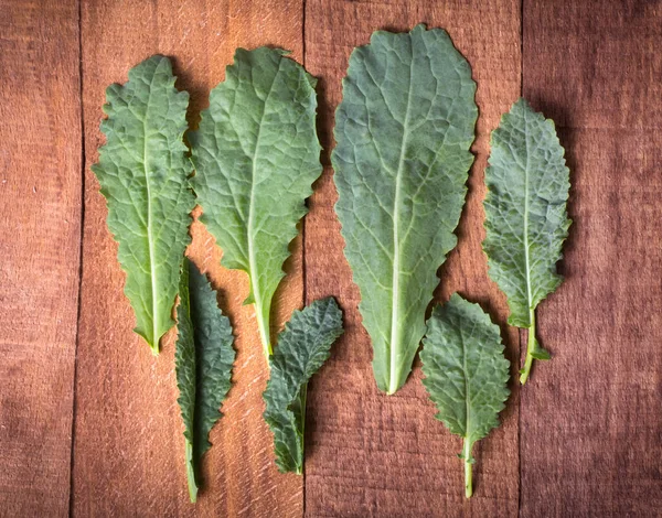 Hojas Lechuga Comestible Verde Fresco Forma Oblonga Sobre Fondo Madera —  Fotos de Stock