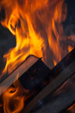 Yanan bir ateş, tahtanın üzerinde parlak bir alev .