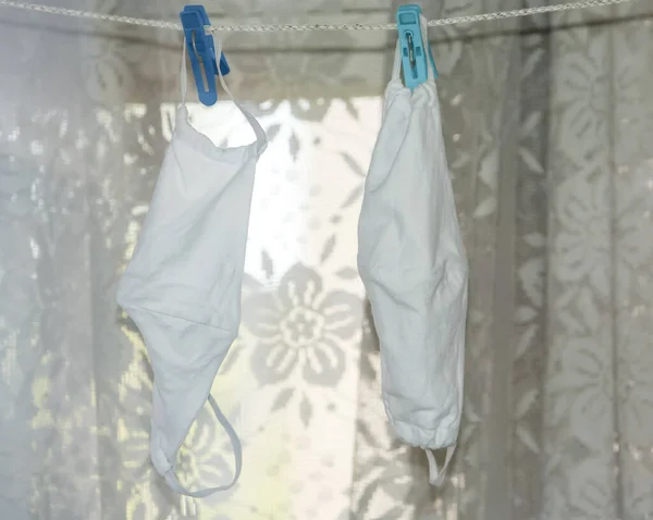 Yıkanabilir Koruyucu Maskeler Çamaşır Ipinde Kurutulur — Stok fotoğraf