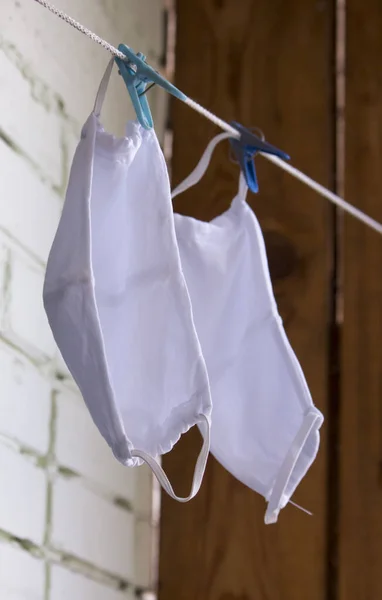 Una Clothesline Appendere Lavato Maschere Protettive Dopo Loro Uso Durante — Foto Stock