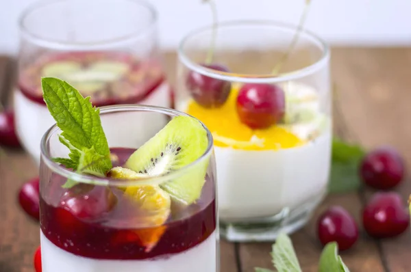 Tres Tipos Jalea Leche Panna Cotta Vasos Vidrio Decorados Con — Foto de Stock