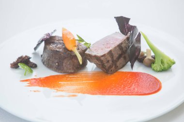 Restoranda bir tabakta servis fileto mignon