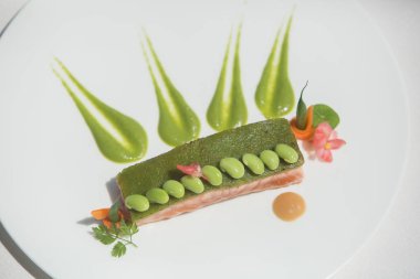 Yeşil bezelye ile ızgara somon