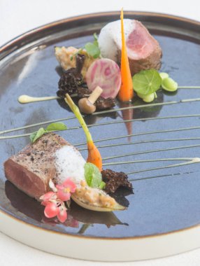 Tabak sebze ile kavrulmuş et