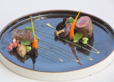 Tabak sebze ile kavrulmuş et