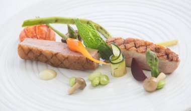 Kızarmış ördek göğsü ve sebze.