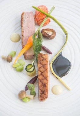 Kızarmış ördek göğsü ve sebze.