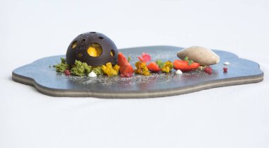 Mango tatlı çikolata ve çilek dilimleri ile