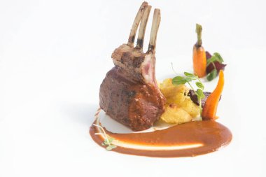 Kızarmış kuzu kaburga sebze ve sos ile