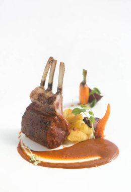 Kızarmış kuzu kaburga sebze ve sos ile