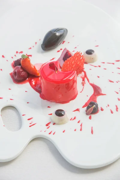 Десерт на Хелловін з червоним соусом — стокове фото