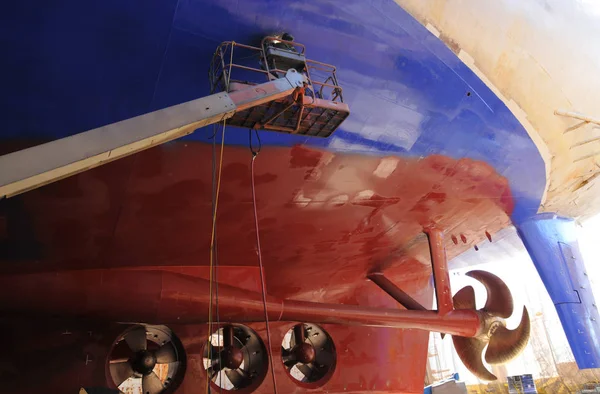 Grote schip onder herstellen op het drijvende droogdok op scheepswerf — Stockfoto