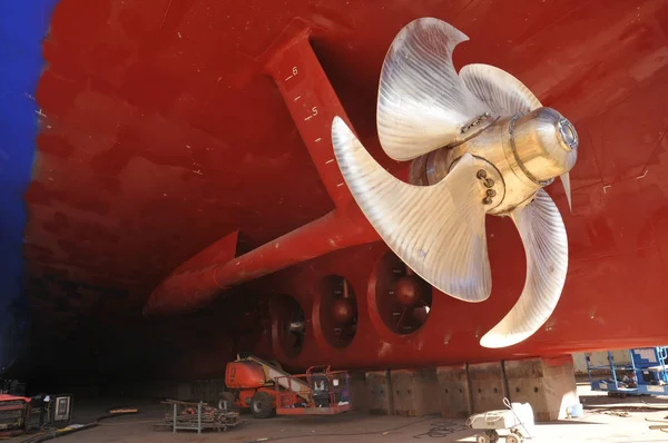 Grote schip onder herstellen op het drijvende droogdok op scheepswerf — Stockfoto