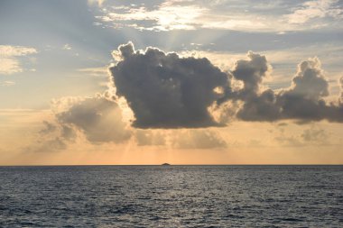 Okyanus, deniz bir gemi ile altın günbatımı 