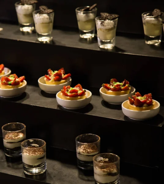Blandade desserter på ett buffébord — Stockfoto