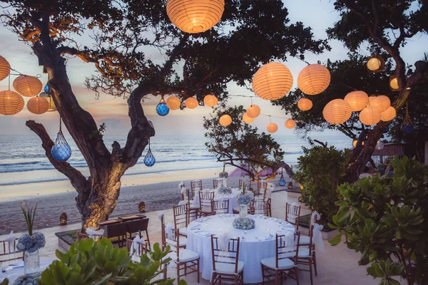 Preparati per una cena romantica, un matrimonio o una festa in spiaggia con l — Foto Stock
