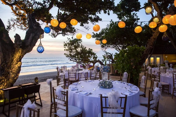 Set up for a romantic meal, wedding or party on the beach — Stock Photo, Image