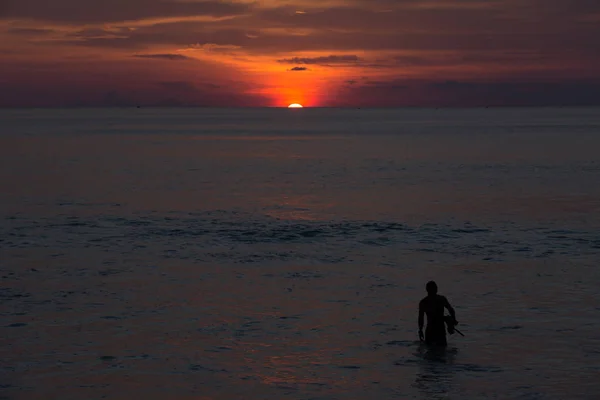 Hermoso atardecer dramático y silueta de un buceador, nadador — Foto de Stock