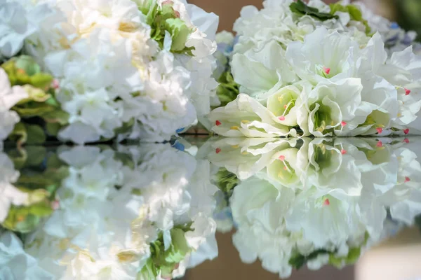 Çiçek decortion tablo. Yansıması ile yakın çekim