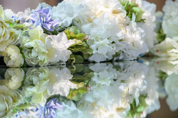 Çiçekler ve onların yansıması. Çiçek arka plan