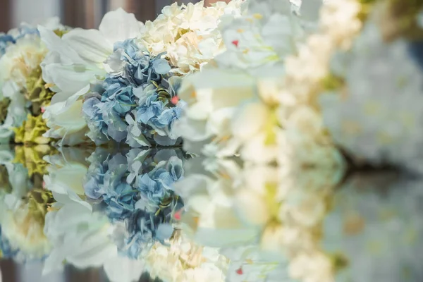 Çiçek decortion tablo. Yansıması ile yakın çekim