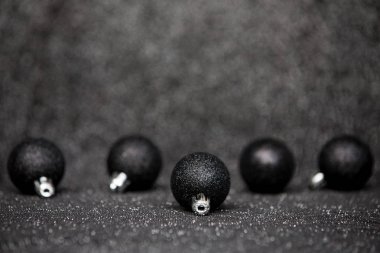 Festival siyah Noel dekorasyonu ile şık siyah Noel 