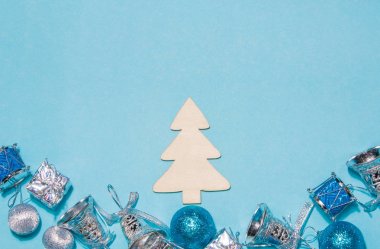 Noel ve yeni yıl dekorasyon bir mavi arka plan ahşap chr