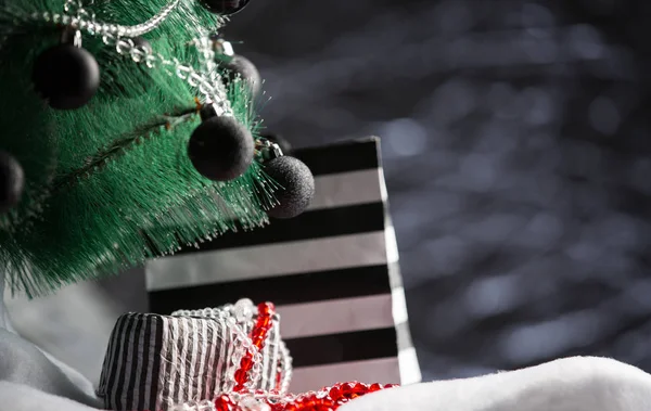 Holiday háttér bemutatja a karácsonyfa alatt ajándék doboz — Stock Fotó