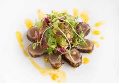 Kabuklu kurutulmuş ton balıklı sebze ve portakal sosu ile servis