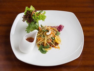 Mango salatası sebze ile. Sağlıklı vejetaryen tabağı