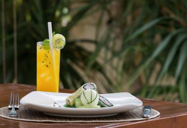 Çıtır ton balığı böreği ve portakal suyu