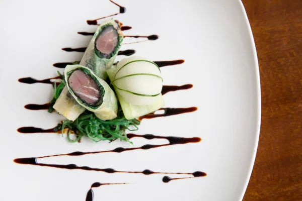 キューカンバー氷の高級ハイエンド料理カリカリ ツナ春巻き — ストック写真
