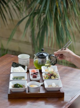 Genç kadın Japon kahvaltı yiyor. Tipik Japon kahvaltı