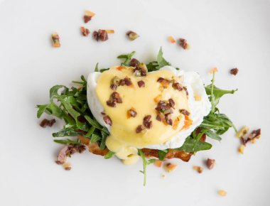 Yumurta benedict. Klasik kahvaltı tarzı. Bir ekmek üzerine haşlanmış yumurta