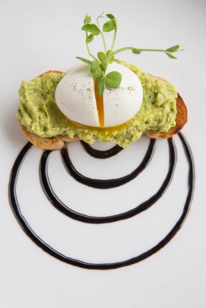 Pochiertes Ei, zertrümmerte Avocado auf Toast. Haute Cuisine — Stockfoto