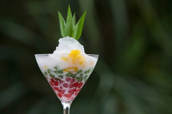Frisse Thaise rode robijnen dessert tub tim krob — Stockfoto