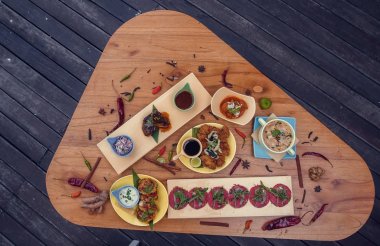 Paylaşım için çeşitli mezeler aperatifler. Üstten Görünüm