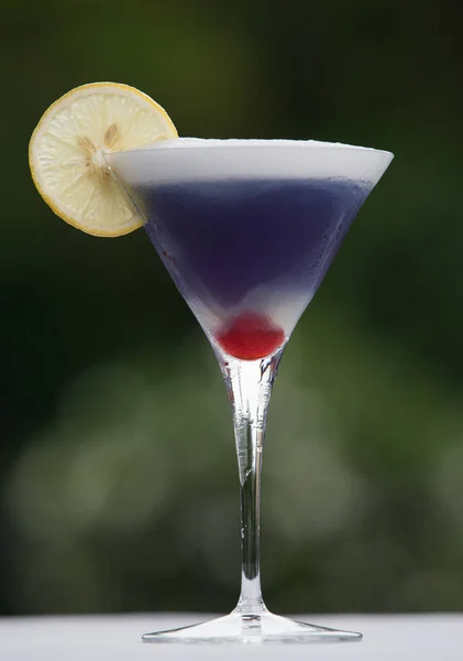 Ultra violet martini koktejl na dřevěný stůl — Stock fotografie