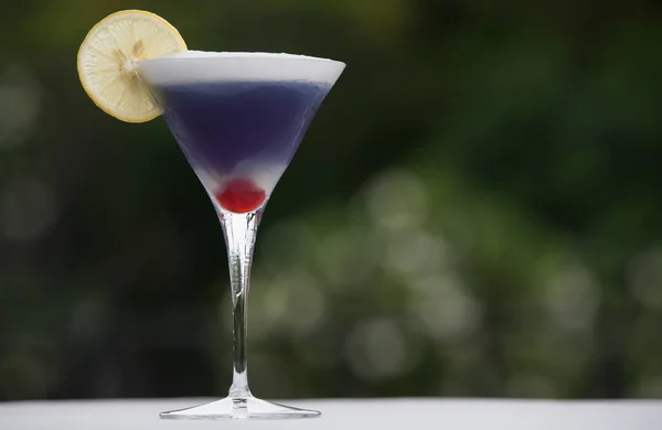 Ultra violet martini cocktail op houten tafel — Stockfoto