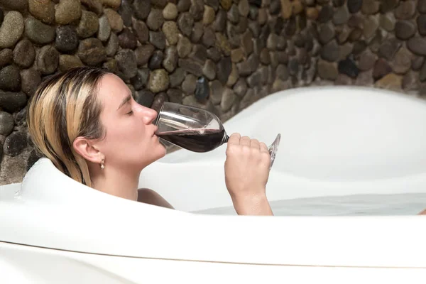 Hermosa mujer sexy relajada en el baño con una copa de vino —  Fotos de Stock