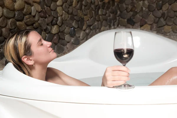 Hermosa mujer sexy relajada en el baño con una copa de vino —  Fotos de Stock