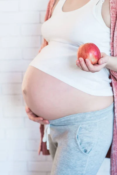 Mulher grávida com maçã fresca gravidez cuidados de saúde alimentos e ha — Fotografia de Stock