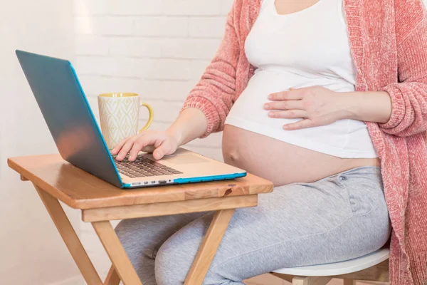 Kobieta w ciąży działa na laptopie w domu — Zdjęcie stockowe