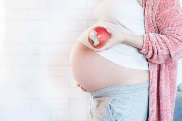 Kobieta w ciąży z świeżego jabłka ciąży opieki zdrowotnej żywności i ha — Zdjęcie stockowe
