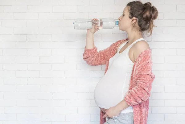 Ciąży zdrowia styl życia młodej kobiety w ciąży wody pitnej f — Zdjęcie stockowe