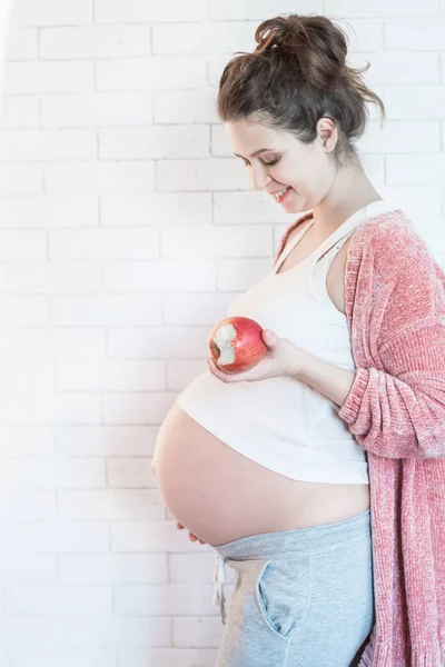 Donna incinta con mela fresca gravidanza cibo sanitario e ha — Foto Stock