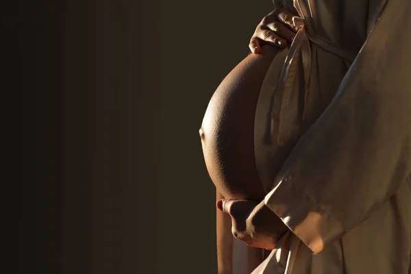 임신으로 배꼽에 강조의 Beautifil 실루엣 — 스톡 사진