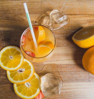 Kağıt biyo çevre dostu saman üzerinde bir ahşap ile taze portakal suyu