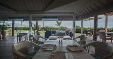 Masa ve sandalye bir waterfront bar Cafe Restoran okyanus ile